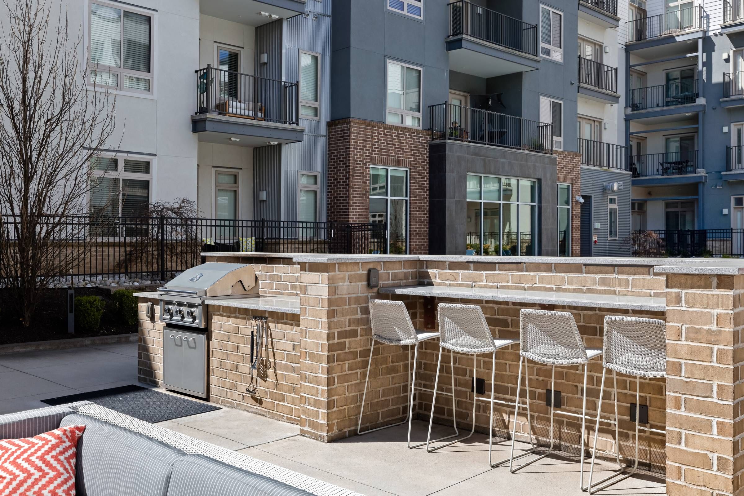 Avenue 80 apartments in Overland, KS grilling area resident amenity.