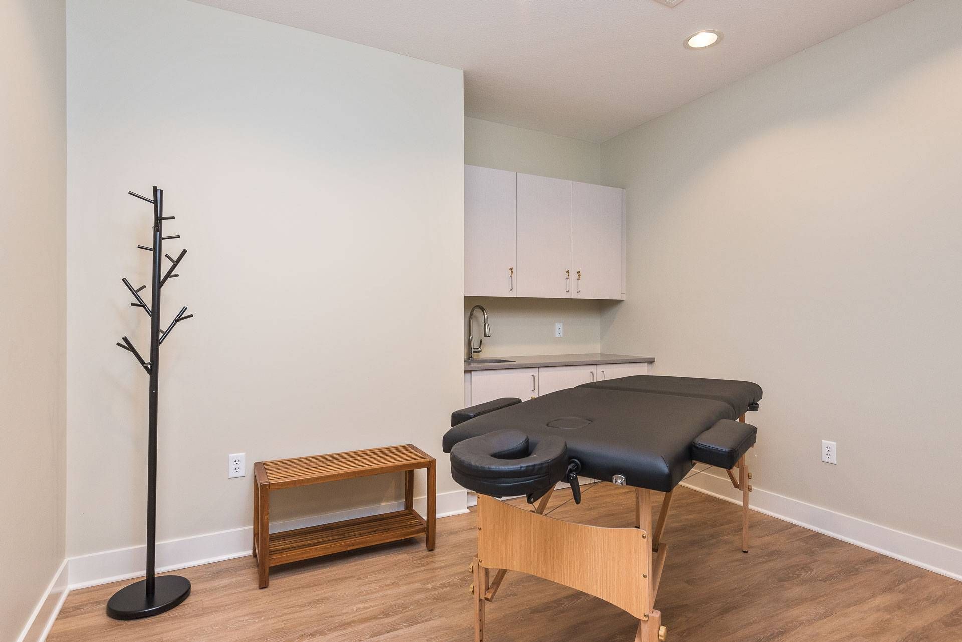 Avenue 80 apartments spa room with massage chair