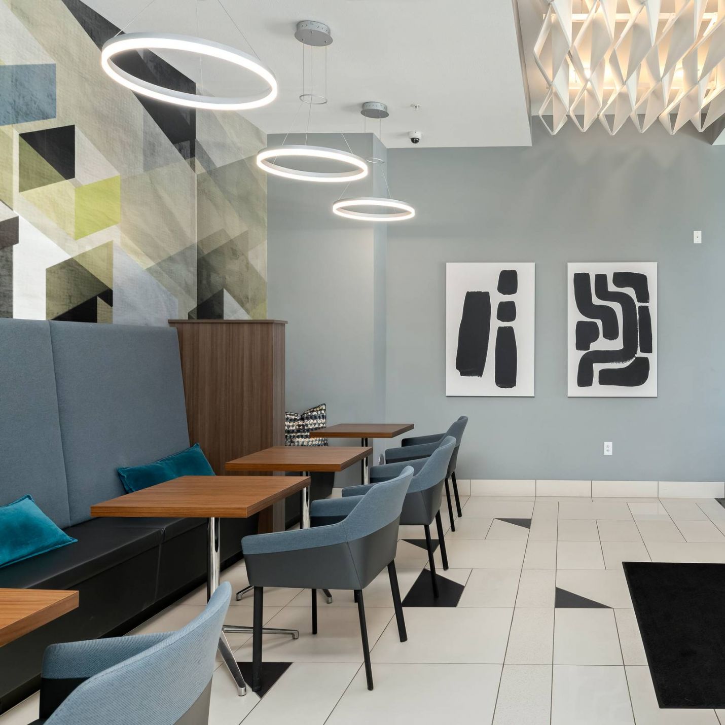 Avenue 80 apartments in Overland, KS internet cafe