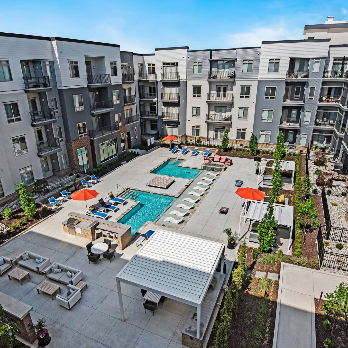 Avenue 80 apartments in Overland, KS pool couryard